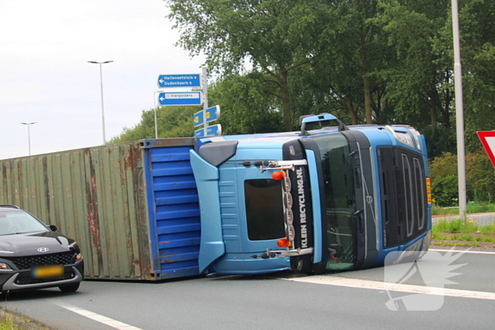 Vrachtwagenchauffeur verliest macht over stuur en belandt op zijkant