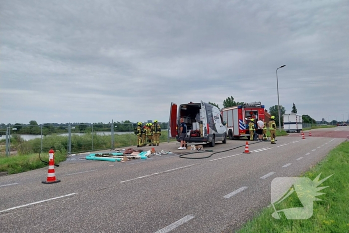 Brandweer ingezet voor brandend materiaal in bestelbus