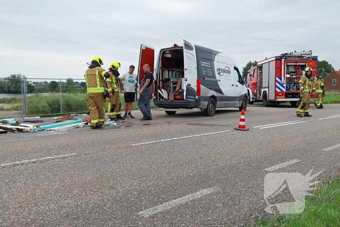 Brandweer ingezet voor brandend materiaal in bestelbus