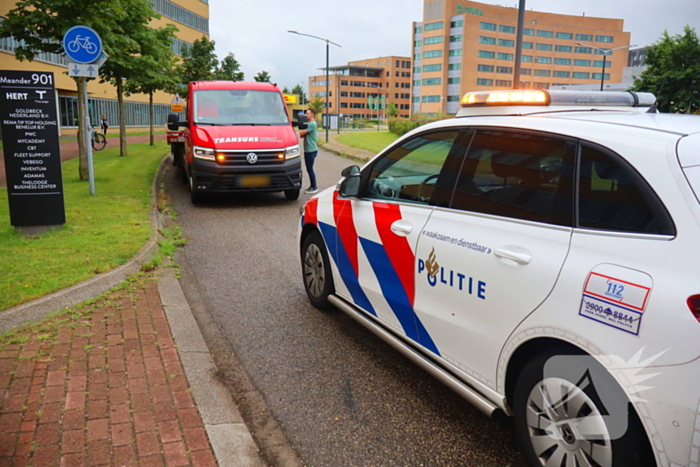 Porsche bestuurder klapt achterop auto ambulance