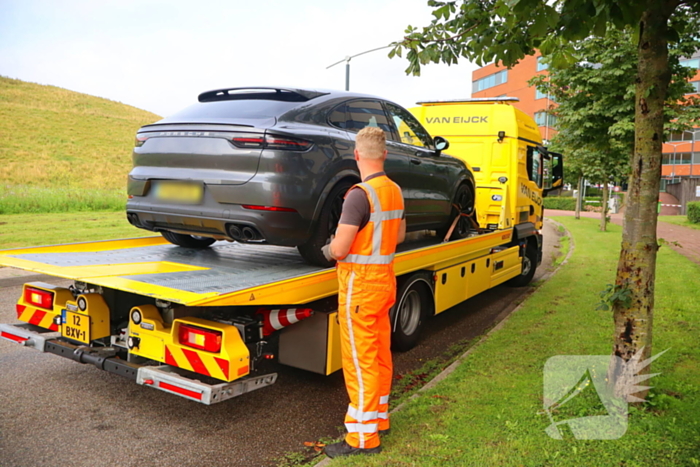 Porsche bestuurder klapt achterop auto ambulance