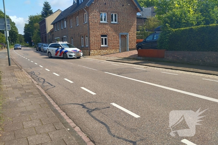 Fietsers geschept in bocht door noodstop van auto met caravan