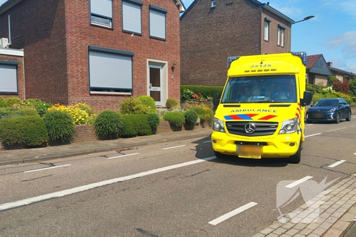 Fietsers geschept in bocht door noodstop van auto met caravan