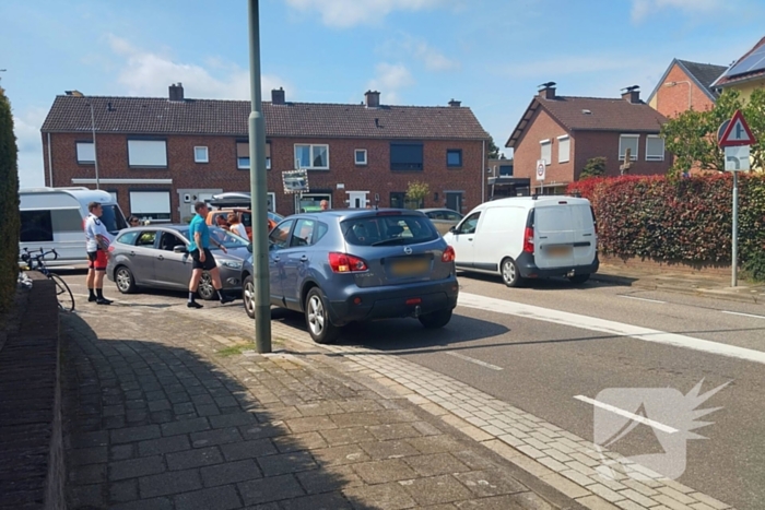 Fietsers geschept in bocht door noodstop van auto met caravan