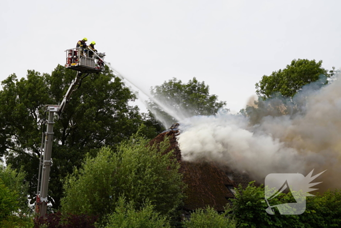 Stolpboerderij verwoest door uitslaande brand