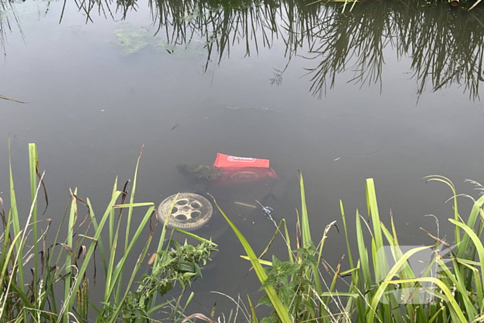 Persoon op scootmobiel raakt te water