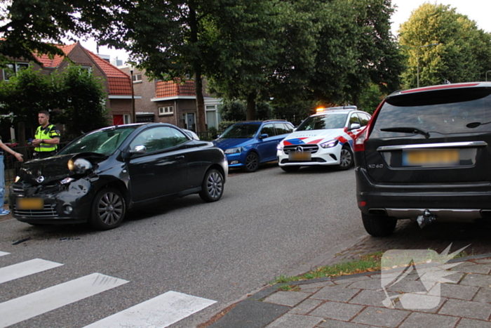 Automobilist klapt achterop voorganger die remt voor zebrapad