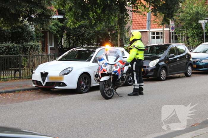 Automobilist klapt achterop voorganger die remt voor zebrapad