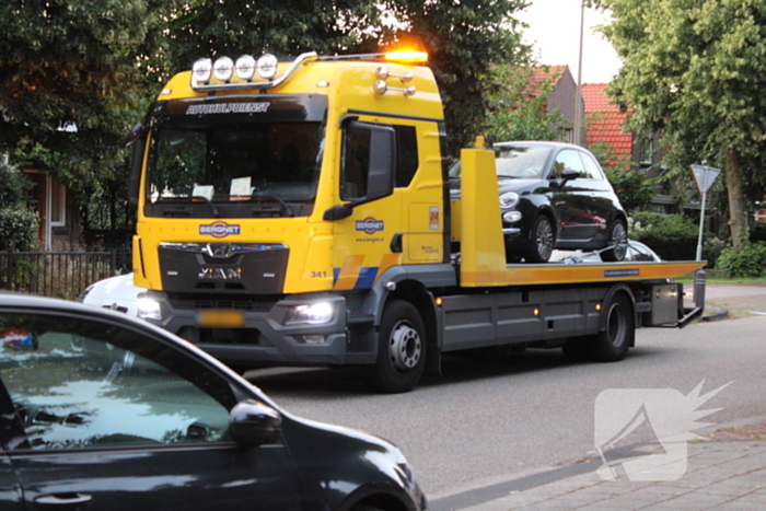 Automobilist klapt achterop voorganger die remt voor zebrapad