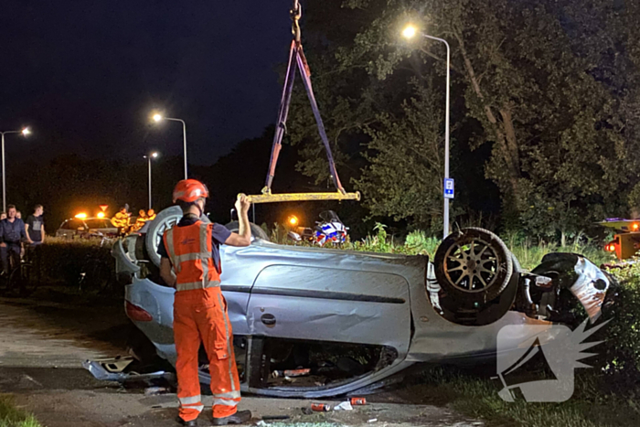 Automobilist belandt met voertuig op op zijn kop