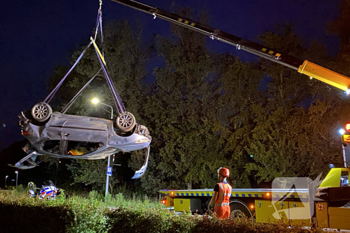 Automobilist belandt met voertuig op op zijn kop