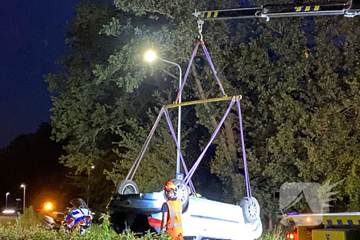 Automobilist belandt met voertuig op op zijn kop