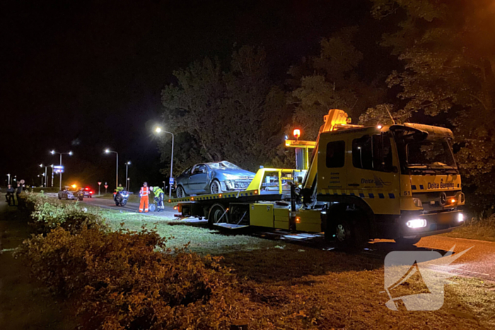 Automobilist belandt met voertuig op op zijn kop