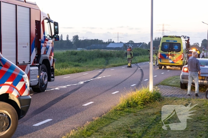 Auto belandt in water na crash