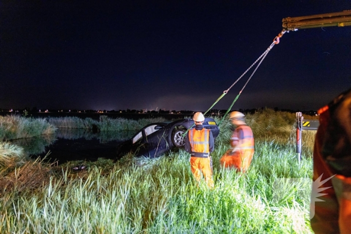 Auto belandt in water na crash