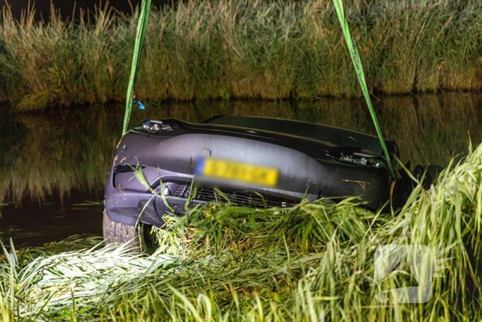 Auto belandt in water na crash