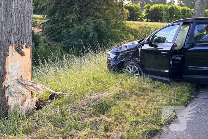 Bestuurder valt in slaap en botst tegen boom