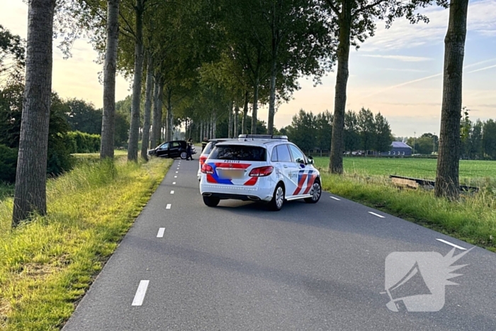 Bestuurder valt in slaap en botst tegen boom