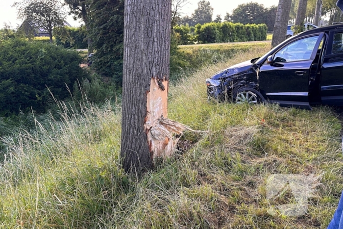 Bestuurder valt in slaap en botst tegen boom