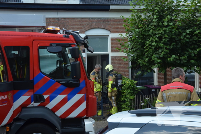 Bewoners blussen brandende heg