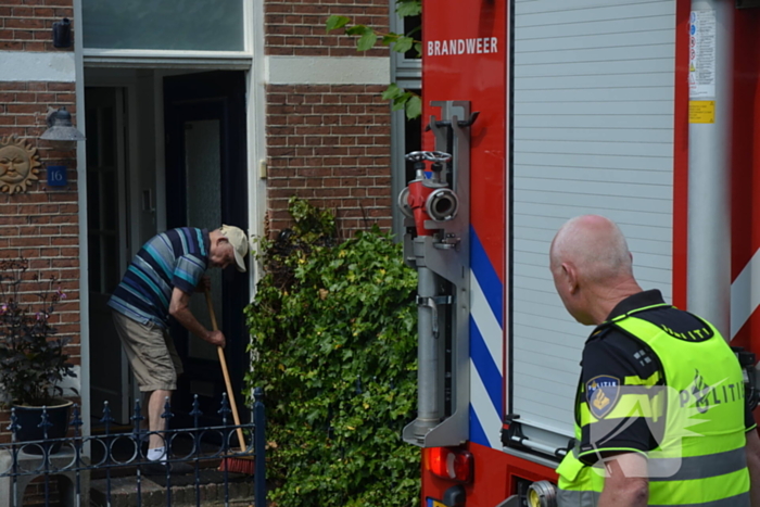 Bewoners blussen brandende heg