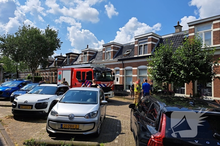 Bewoners blussen brandende heg