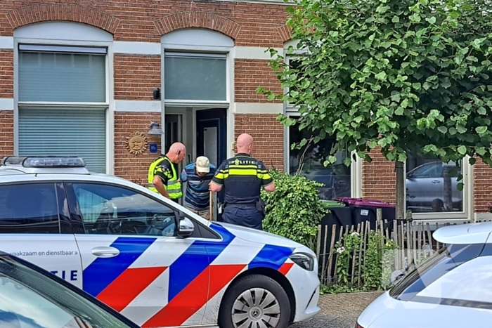 Bewoners blussen brandende heg