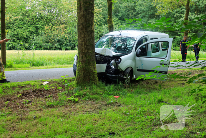 Kleine bestelbus botst tegen boom