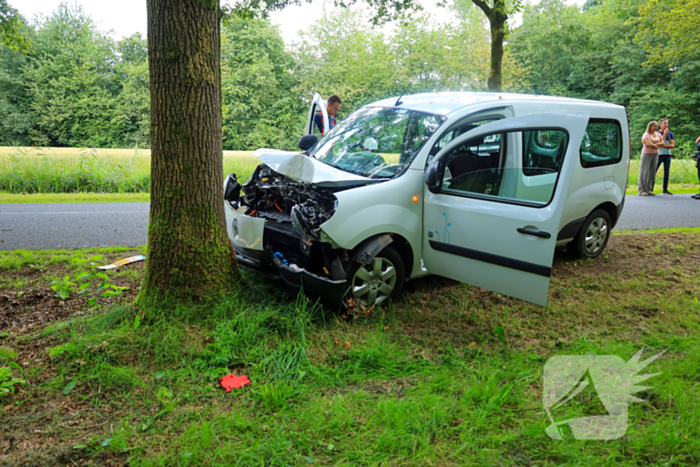 Kleine bestelbus botst tegen boom