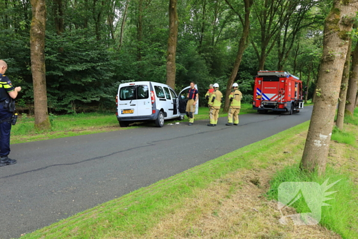 Kleine bestelbus botst tegen boom