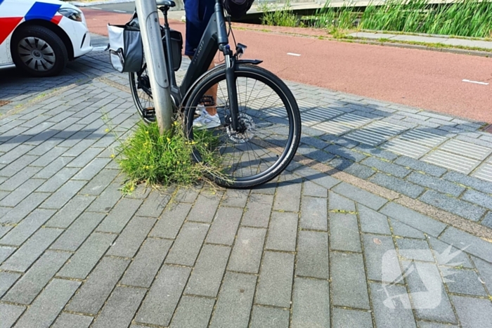 Automobilist schept fietser