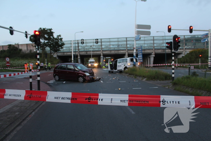 Twee gewonden bij aanrijding tussen taxibus en personenauto