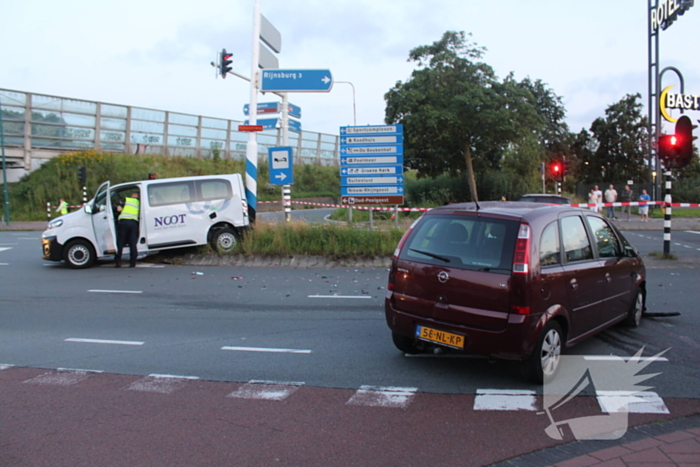 Twee gewonden bij aanrijding tussen taxibus en personenauto