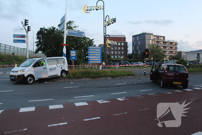 Twee gewonden bij aanrijding tussen taxibus en personenauto