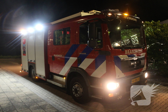 Afvalcontainer in parkeergarage in brand