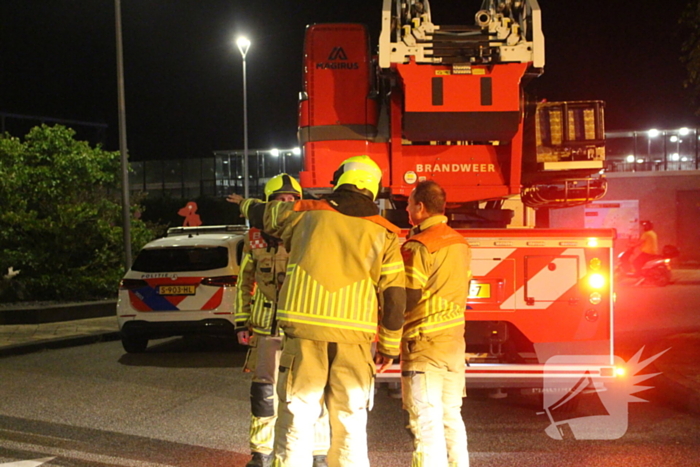 Afvalcontainer in parkeergarage in brand