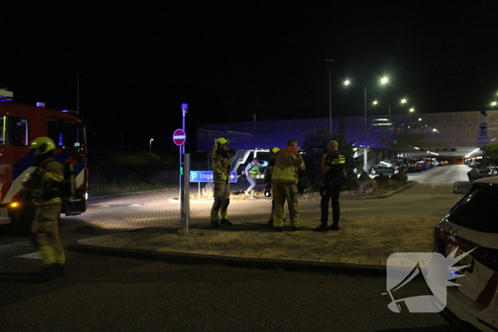 Afvalcontainer in parkeergarage in brand