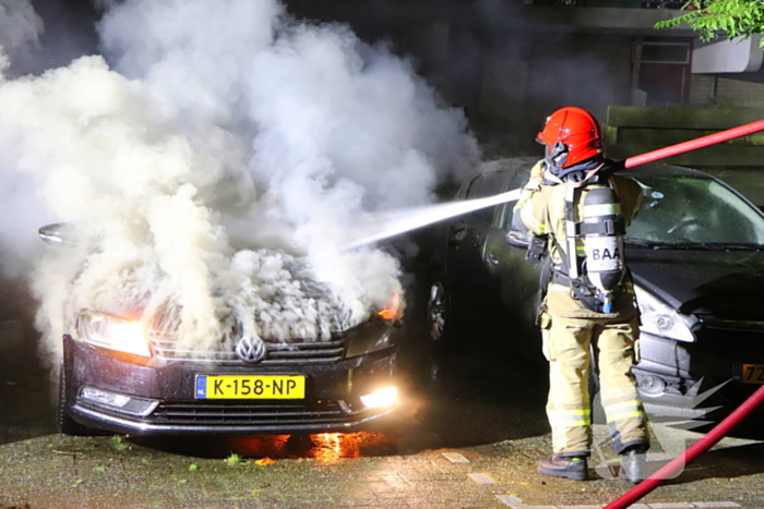 Brandweer blust brandende auto