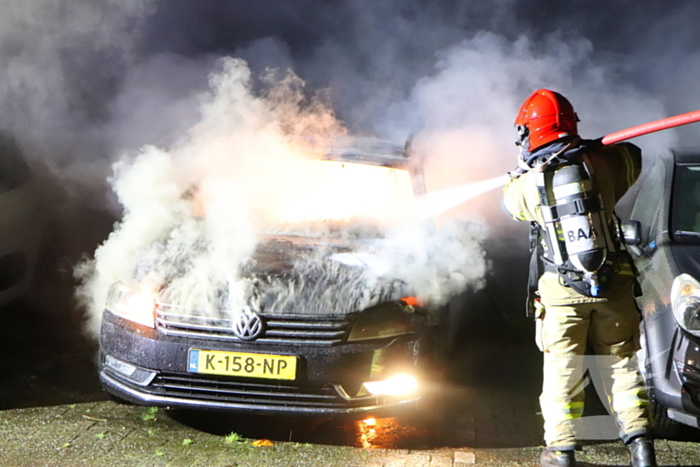 Brandweer blust brandende auto