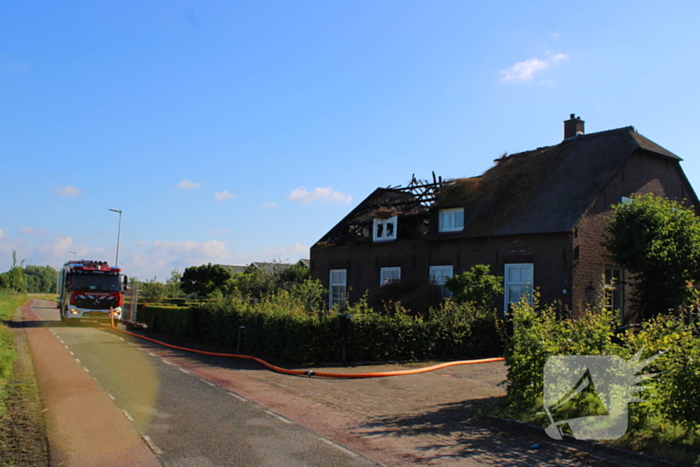 Veel schade na rietendakbrand bij geitenboerderij