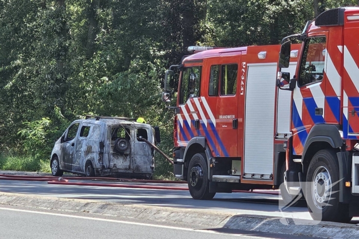 Terugkerende vakantieganger ziet elektrische bus in vlammen opgaan