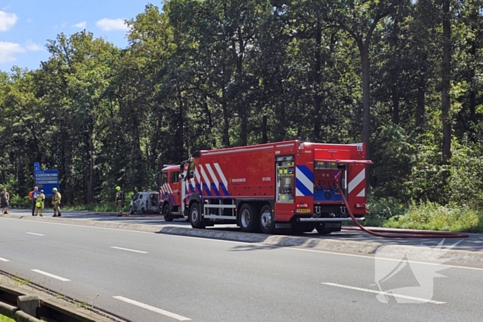 Terugkerende vakantieganger ziet elektrische bus in vlammen opgaan