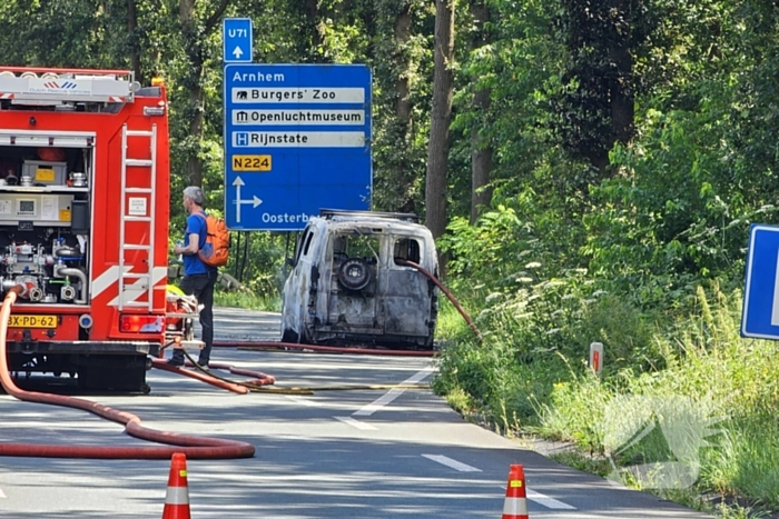 Terugkerende vakantieganger ziet elektrische bus in vlammen opgaan