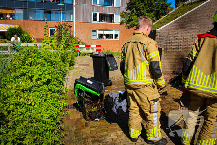 Afvalbak vat vlam bij woning