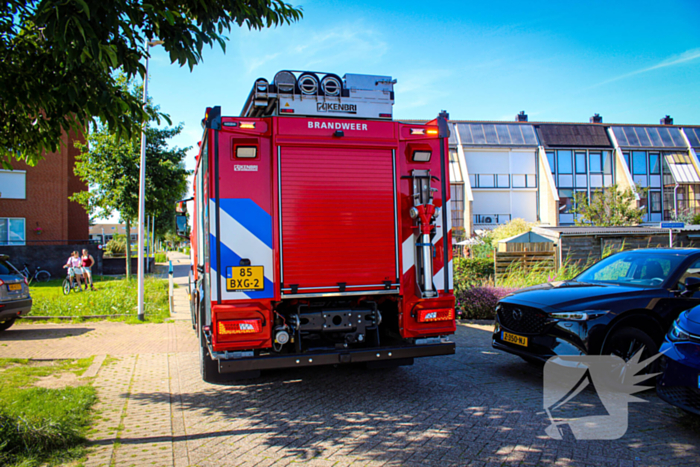 Afvalbak vat vlam bij woning