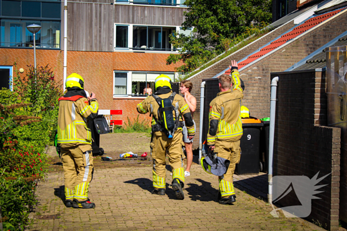 Afvalbak vat vlam bij woning