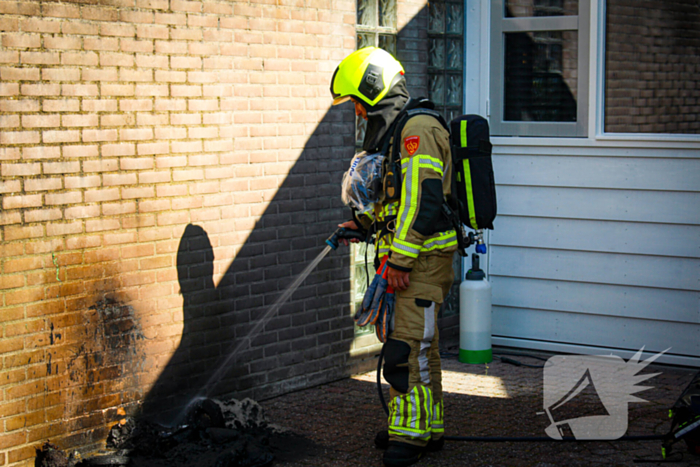 Afvalbak vat vlam bij woning