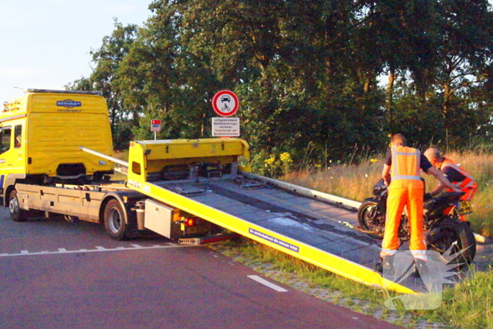 Motorrijder vliegt uit de bocht