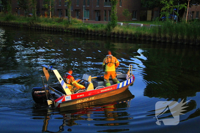 Brandweer haalt overleden ree uit het water