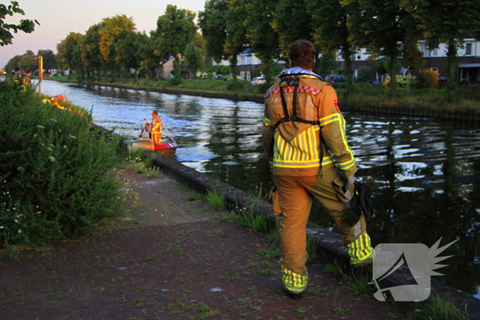 Brandweer haalt overleden ree uit het water